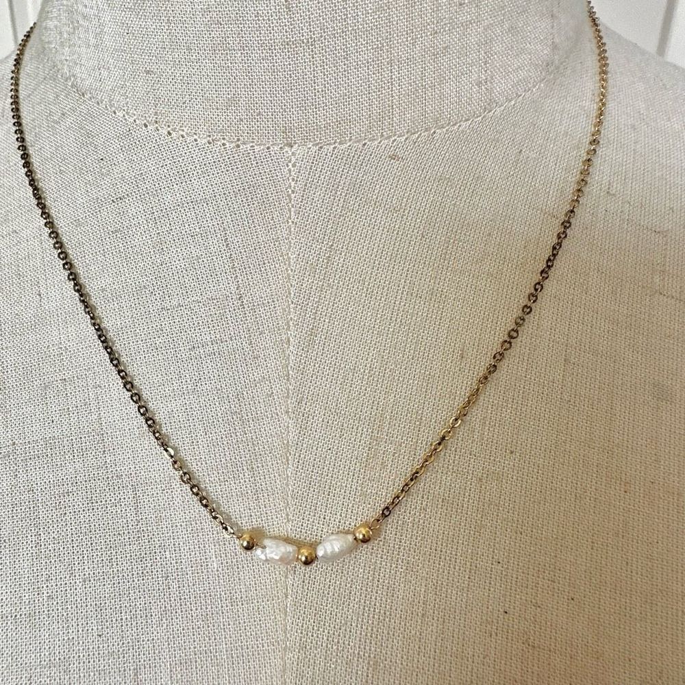 Freshwater pearl and gold tone dainty necklace